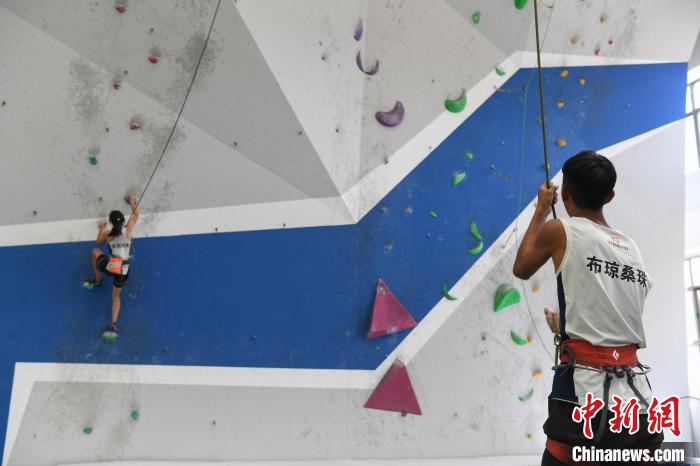 圖為西藏登山體驗健身訓練館內(nèi)登山隊員在體驗攀巖項目?！∝暩聛硭?攝