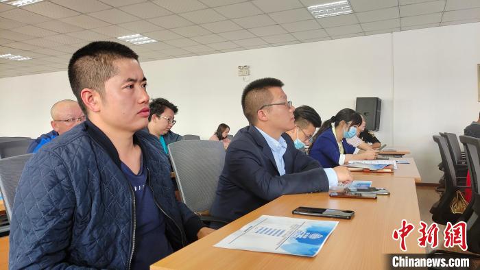 圖為培訓會現(xiàn)場?！∝暽＠?攝