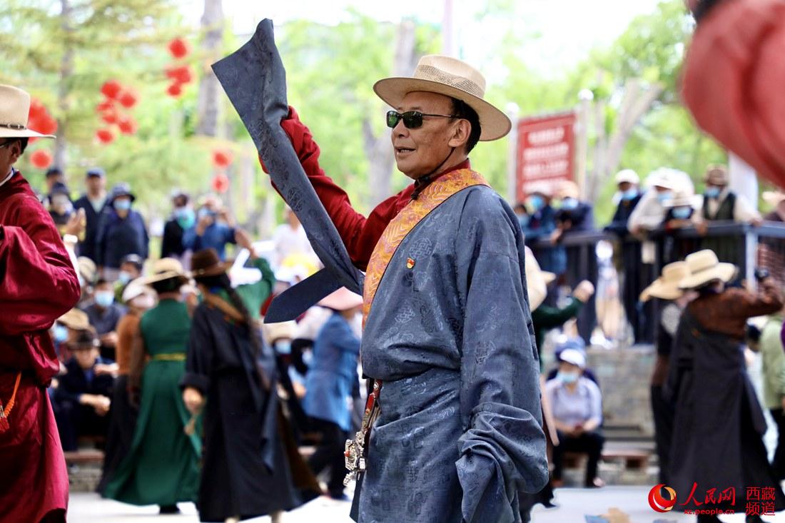 拉薩市民在宗角祿康公園跳鍋莊舞。人民網(wǎng) 次仁羅布攝