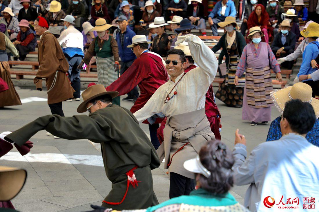 拉薩市民在宗角祿康公園跳鍋莊舞。人民網(wǎng) 次仁羅布攝