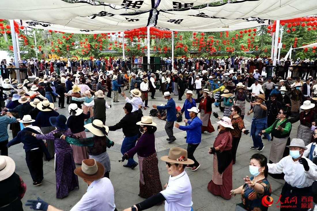 拉薩市民在宗角祿康公園跳鍋莊舞。人民網(wǎng) 次仁羅布攝