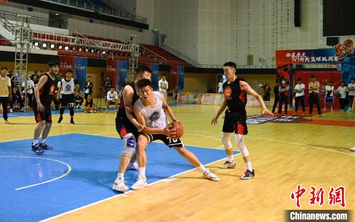 圖為西藏美康隊(duì)(白色球衣)對(duì)決雪域兄弟隊(duì)。　趙朗 攝