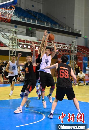 圖為西藏美康隊(duì)(白色球衣)對(duì)決雪域兄弟隊(duì)?！≮w朗 攝