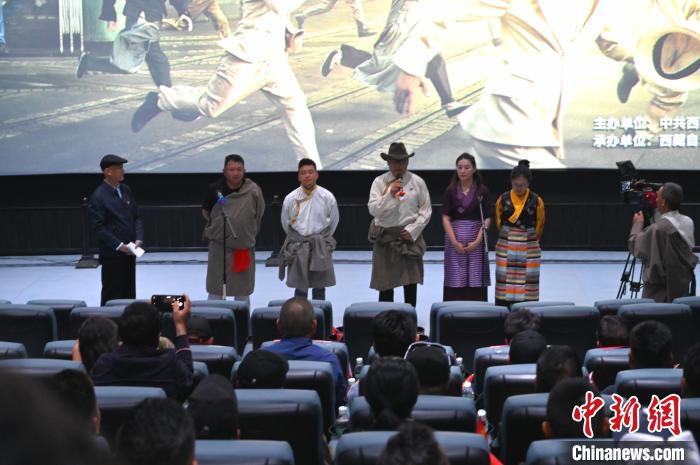 圖為主創(chuàng)人員分享譯制過(guò)程?！≮w朗 攝