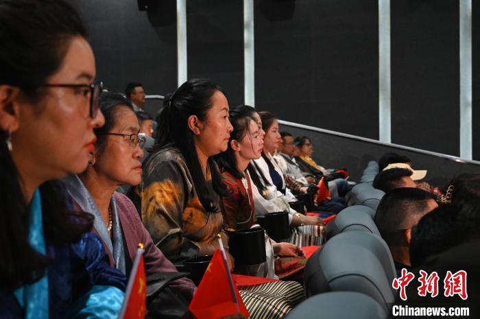 圖為觀眾觀看影片。　趙朗 攝