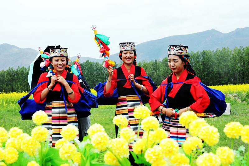 笑靨如花的群眾。洛?？酥閿z