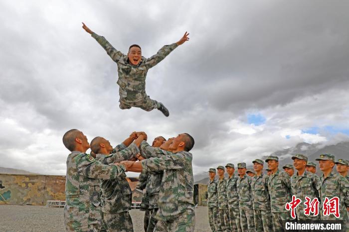 新兵進(jìn)行“空中燕子飛”?！⊥貔i程 攝