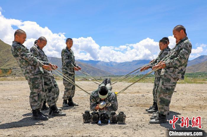 圖為荊棘排雷訓(xùn)練。　王志偉 攝