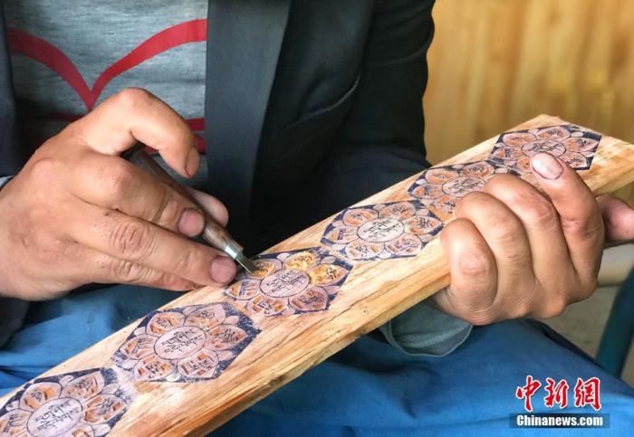圖為7月14日，普松雕刻技藝傳承人嘎瑪曲扎正在家中進(jìn)行創(chuàng)作。 <a target='_blank' ><p  align=