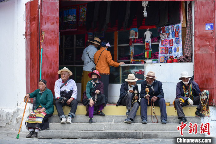 7月24日，轉(zhuǎn)經(jīng)老人在拉薩八廓街上休息。 <a target='_blank' ><p  align=