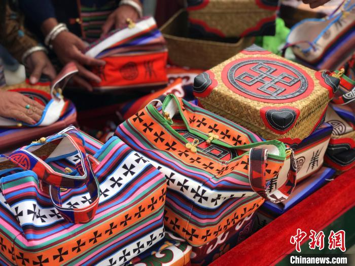 圖為打隆物交會(huì)上售賣的民族手工藝品?！∪轿木?攝