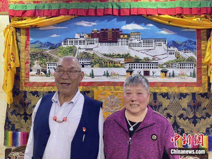 甲央曲培和杜應(yīng)芳在家中。彭寧鈴 攝