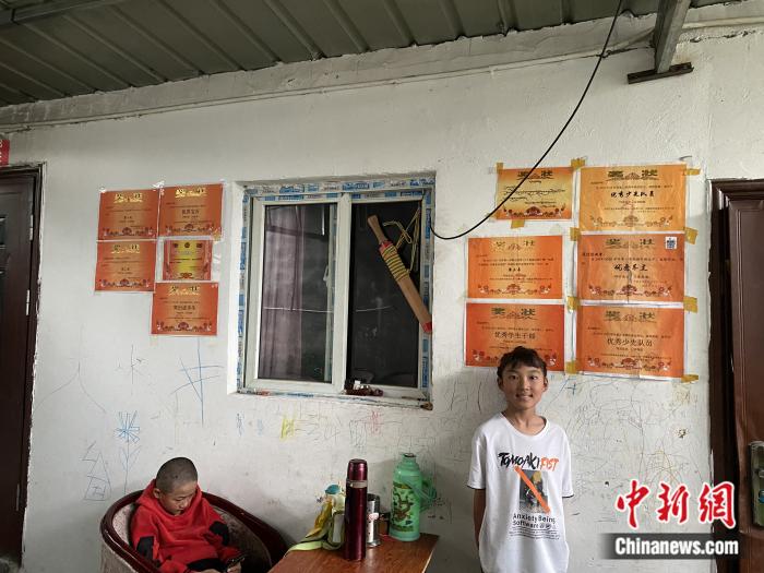 周勁名的大女兒和她獲得的獎(jiǎng)狀。彭寧鈴 攝