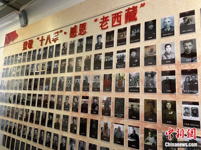 紅樓內(nèi)的展示墻。彭寧鈴 攝