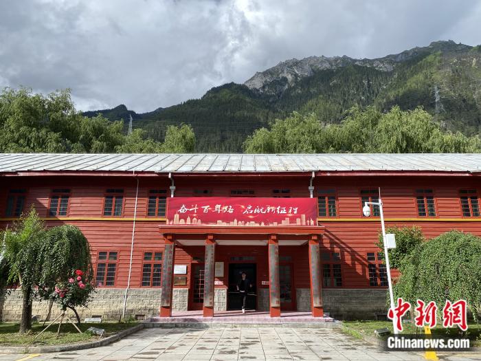 波密紅樓。彭寧鈴 攝