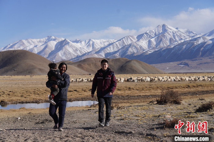 資料圖為4月29日，王克明在西藏自治區(qū)阿里地區(qū)噶爾縣義診。 <a target='_blank' ><p  align=