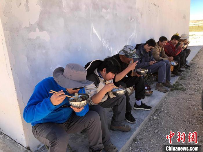 科考隊(duì)員在高原湖泊岸邊進(jìn)餐?！?lt;a target='_blank' ><p  align=