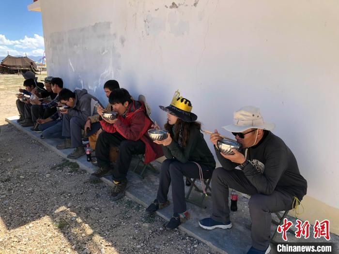 科考隊(duì)員在高原湖泊岸邊進(jìn)餐?！?lt;a target='_blank' ><p  align=