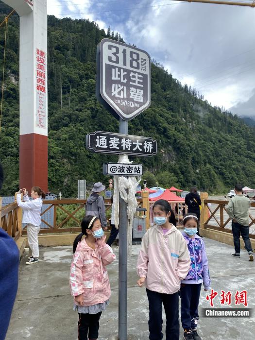 游人在通麥特大橋拍照打卡。彭寧鈴 攝