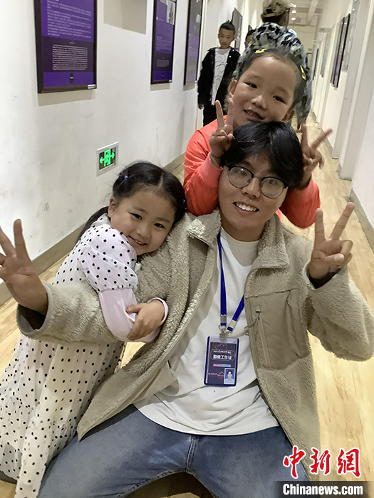 “Z世代”旦真旺加認(rèn)為，拉薩是一座開(kāi)放與包容的城市，記憶中的拉薩是彩色的。2021年，旦真旺加從浙江大學(xué)漢語(yǔ)言文學(xué)專業(yè)畢業(yè)后，他選擇回到拉薩，成為一名漢語(yǔ)文實(shí)習(xí)助教。圖為8月4日，旦真旺加在課間陪學(xué)生玩耍。 <a target='_blank' ><p  align=