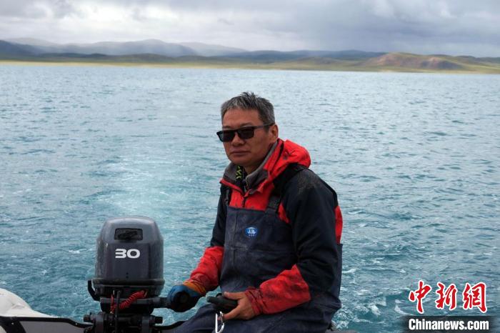 本次科考領隊、中科院青藏高原所侯居峙研究員駕駛充氣快艇?！?lt;a target='_blank' ><p  align=