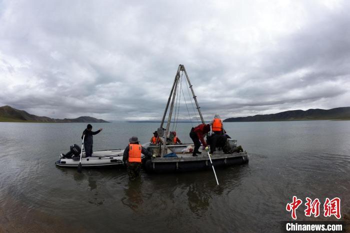 科考隊員向巴木錯湖心進發(fā)?！?lt;a target='_blank' ><p  align=