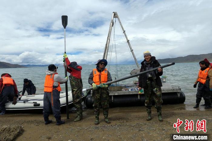 科考隊員從巴木錯采樣歸來?！?lt;a target='_blank' ><p  align=