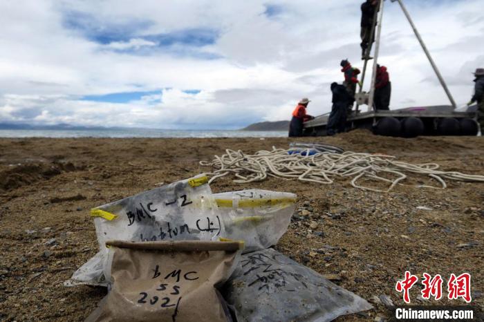 科考隊員從巴木錯采集的科研樣品?！?lt;a target='_blank' ><p  align=