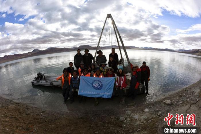 科考隊員在結(jié)則茶卡湖岸邊合影?！?lt;a target='_blank' ></p><p  align=