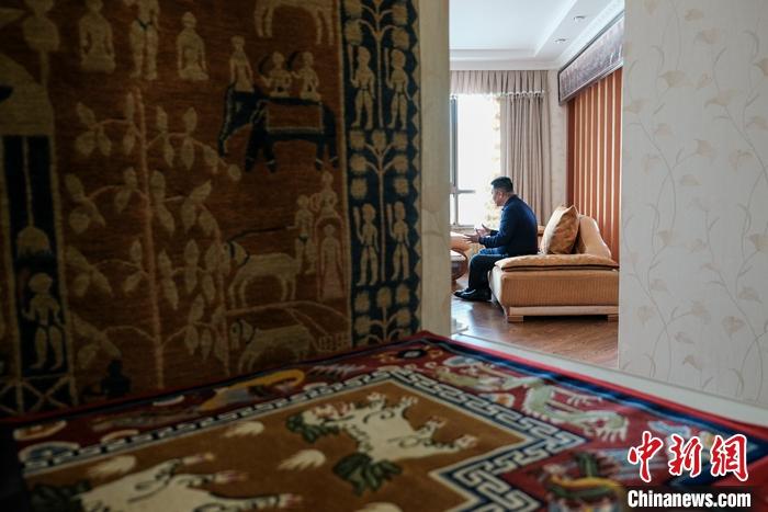 8月4日，次旦在拉薩的公司里懸掛展示的精美藏毯。 <a target='_blank' ><p  align=