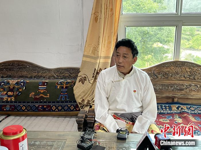 巴卡村黨支部書(shū)記、村委會(huì)主任尼瑪次仁。周璟 攝