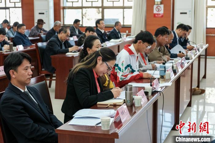 圖為8月10日座談會現(xiàn)場，左一為歸國定居藏胞晉美次旦。　江飛波 攝