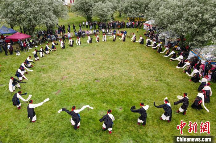 資料圖為西藏昌都丁青縣民眾跳歡快的鍋莊舞?！〗w波 攝