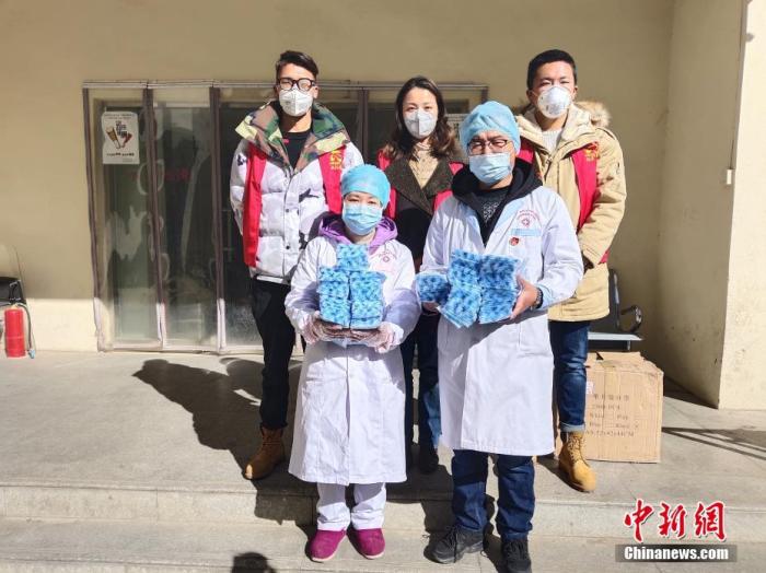 圖后排中間為萍措。(資料圖片) <a target='_blank' ><p  align=