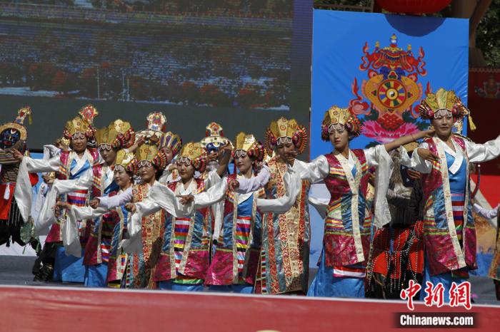 圖為日喀則市一場文藝節(jié)目的藏戲表演(資料圖)。趙朗攝