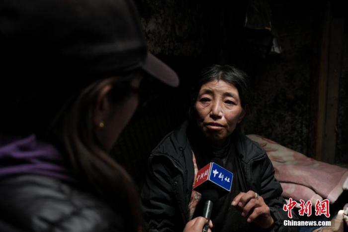 圖為8月6日，卓嘎在牧場小屋內(nèi)接受<a target='_blank' ></p><p  align=