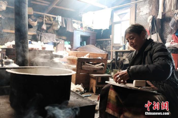 圖為8月6日，60歲的卓嘎在玉麥鄉(xiāng)牧場放牧點制作奶渣。 <a target='_blank' ></p><p  align=