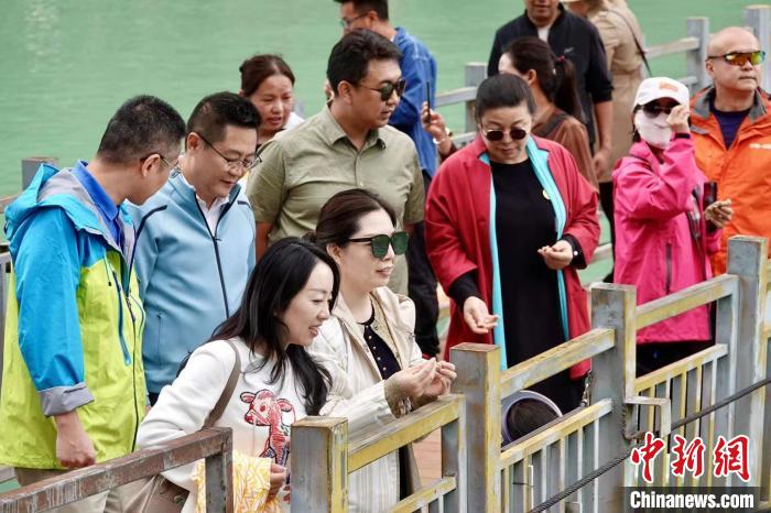 全國(guó)新的社會(huì)階層人士服務(wù)團(tuán)考察林芝巴河鎮(zhèn)生態(tài)保護(hù)項(xiàng)目。　尼瑪?shù)┰龉﹫D