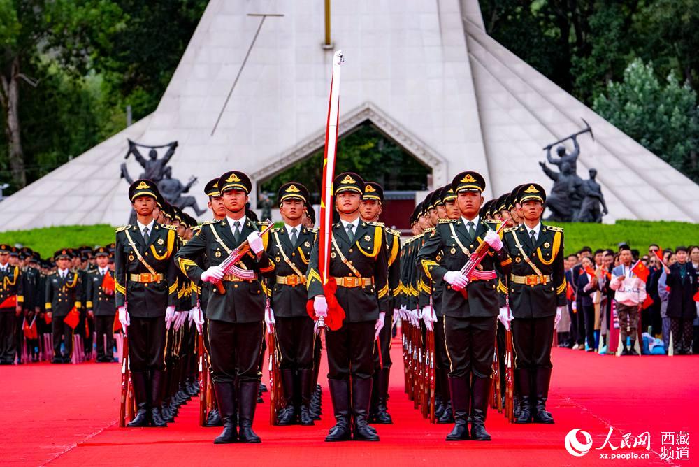 8月19日10時(shí)，慶祝西藏和平解放70周年大會(huì)在拉薩市布達(dá)拉宮廣場(chǎng)隆重舉行。這是大會(huì)舉行升旗儀式。徐馭堯 攝
