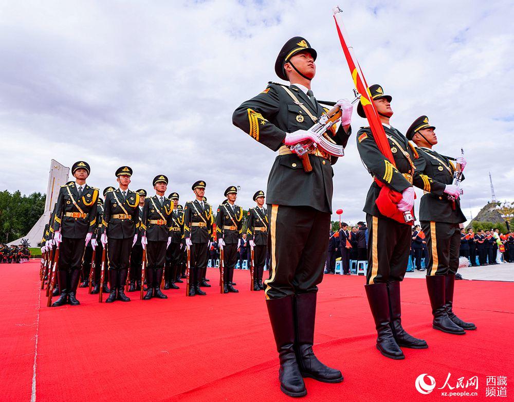 8月19日10時(shí)，慶祝西藏和平解放70周年大會(huì)在拉薩市布達(dá)拉宮廣場(chǎng)隆重舉行。這是大會(huì)舉行升旗儀式。徐馭堯 攝