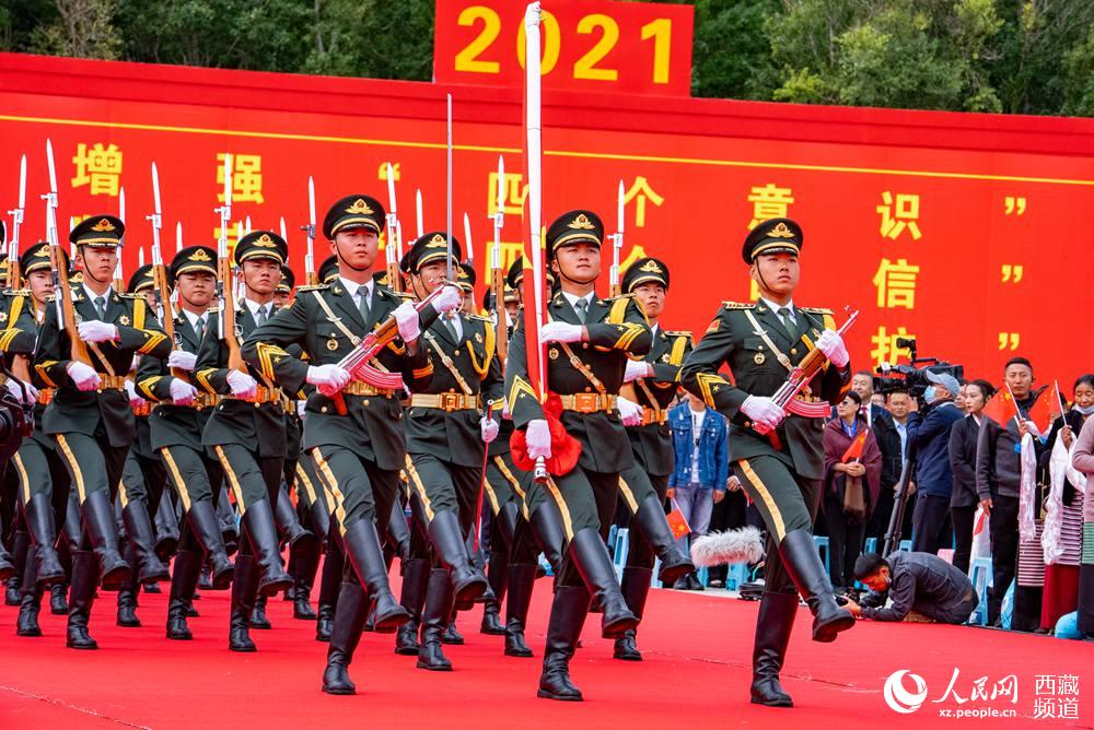 8月19日10時(shí)，慶祝西藏和平解放70周年大會(huì)在拉薩市布達(dá)拉宮廣場(chǎng)隆重舉行。這是大會(huì)舉行升旗儀式。徐馭堯 攝