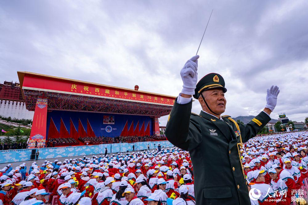 8月19日10時(shí)，慶祝西藏和平解放70周年大會(huì)在拉薩市布達(dá)拉宮廣場(chǎng)隆重舉行。徐馭堯 攝