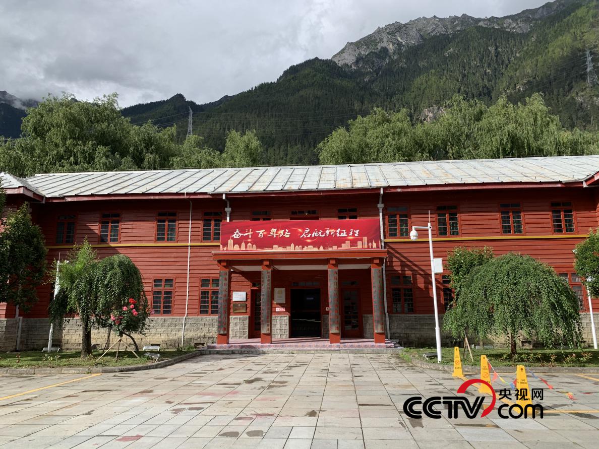 (被高山環(huán)繞的波密紅樓 央視網(wǎng)記者 王靜遠 攝)