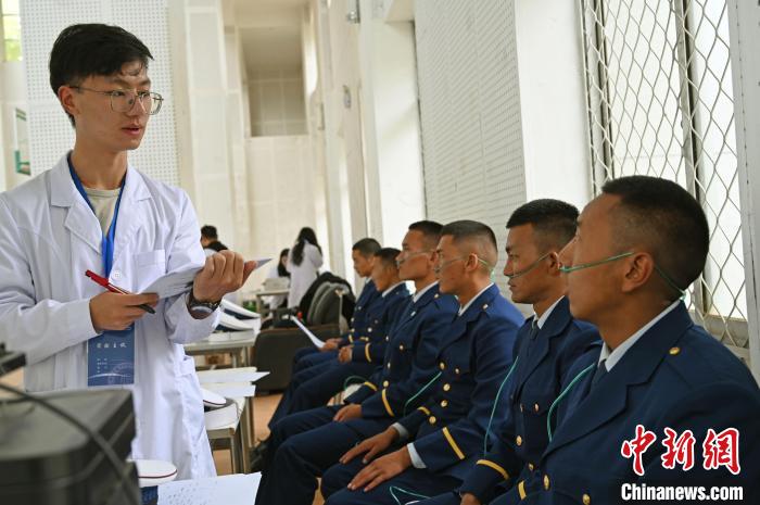 圖為研究團(tuán)隊(duì)成員登記消防員信息。　趙朗 攝