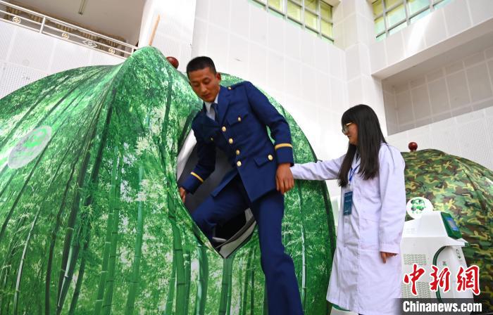 圖為參與完測(cè)試，消防員走出高壓氧倉?！≮w朗 攝