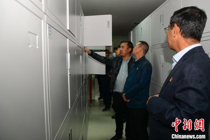 圖為參加西藏三大重點(diǎn)文物保護(hù)維修工程檔案移交進(jìn)館儀式人員參觀拉薩市檔案館?！∝暩聛硭?攝