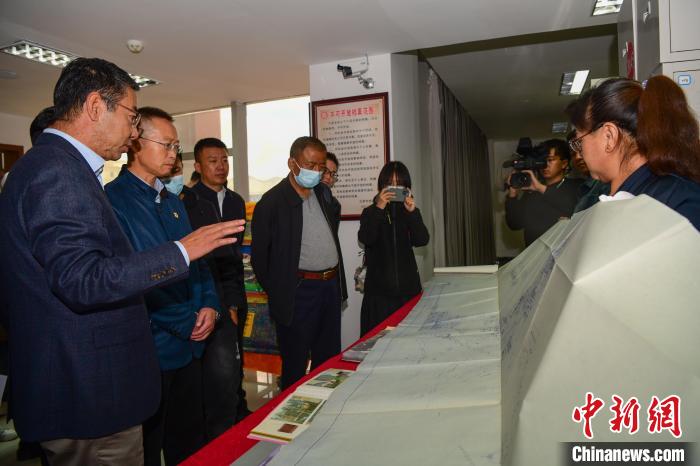 圖為參加西藏三大重點(diǎn)文物保護(hù)維修工程檔案移交進(jìn)館儀式人員參觀布達(dá)拉宮手繪圖紙?！∝暩聛硭?攝