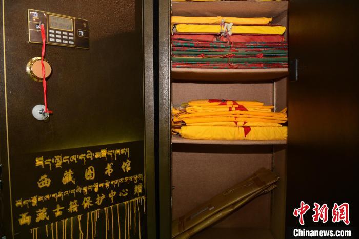 圖為拉薩市檔案館里收藏的藏文古籍?！∝暩聛硭?攝