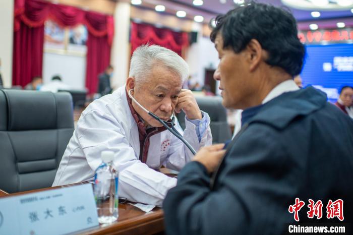 圖為專家團(tuán)隊(duì)在日喀則市開展義診活動(dòng)?！〉┰雠?攝