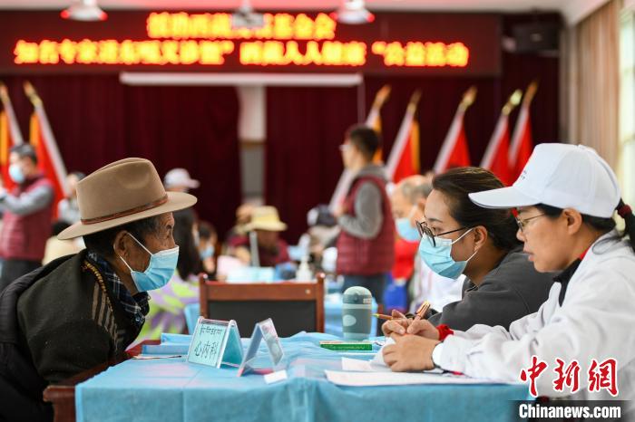 圖為9月11日，西藏日喀則桑珠孜區(qū)東嘎鄉(xiāng)義診現(xiàn)場?！〗w波 攝